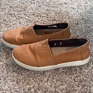 Tan TOMS